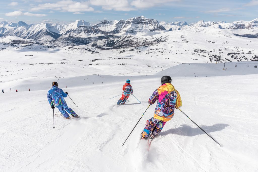 Snowboardeur dans un snowpark enneigé